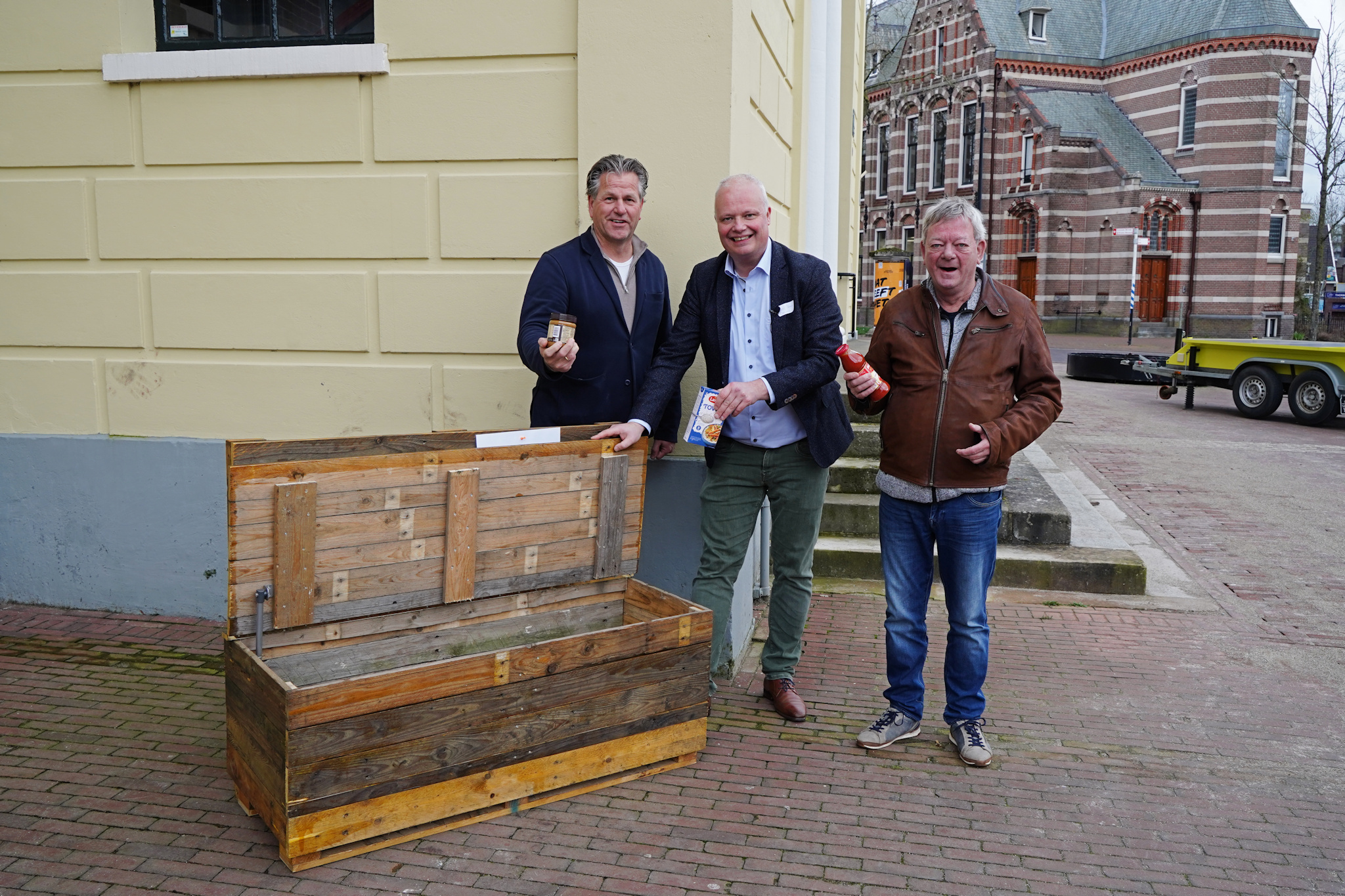onthulling voedselbankje vlnr: Johan Bijl (bouwbedrijf Rotteveel), Tjeert Poelman (Diaconie Protestantse Kerk Assen) en Wim Oosting (Voedselbank Hart van Drenthe)